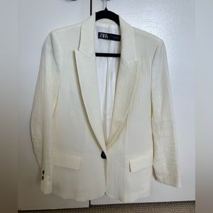 Zara off white blazer with cute button detail - size S